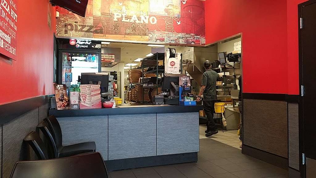 Pizza Hut | 7000 Burroughs Ave Suite D104, Plano, IL 60545, USA | Phone: (630) 552-9111