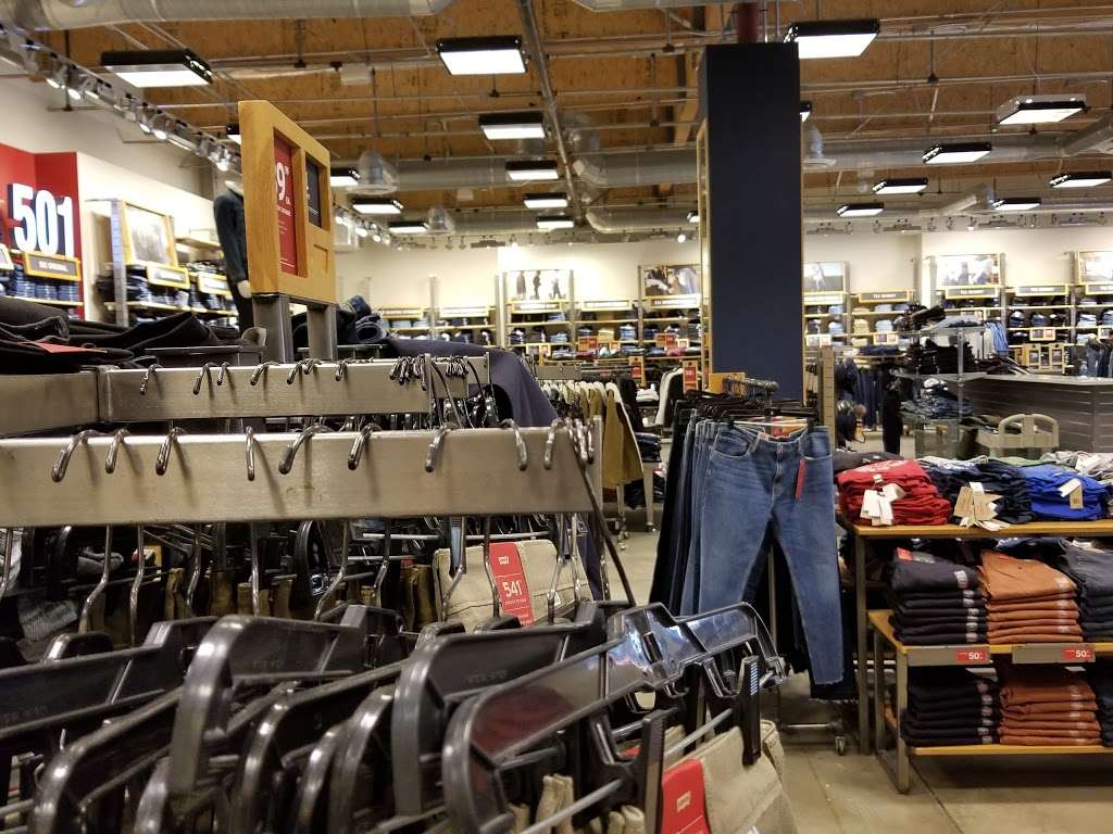 Levis Outlet Store at Barstow Outlets | 2796 Tanger Way #360, Barstow, CA 92311, USA | Phone: (760) 253-3986