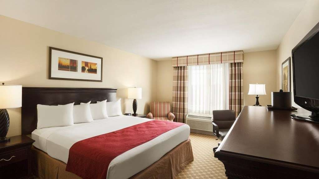 Country Inn & Suites by Radisson, Milwaukee West (Brookfield), W | 1250 S Moorland Rd, Brookfield, WI 53005, USA | Phone: (262) 782-1400