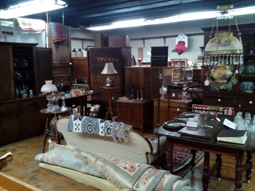Clementines Antiques | 108 E Madison St, Kirklin, IN 46050, USA | Phone: (765) 427-1222