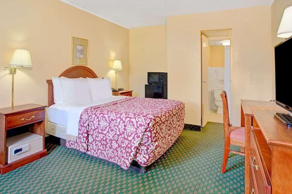 Days Inn by Wyndham Alexandria South | Interstate 95, 6100 Richmond Hwy, Alexandria, VA 22303 | Phone: (703) 329-0500