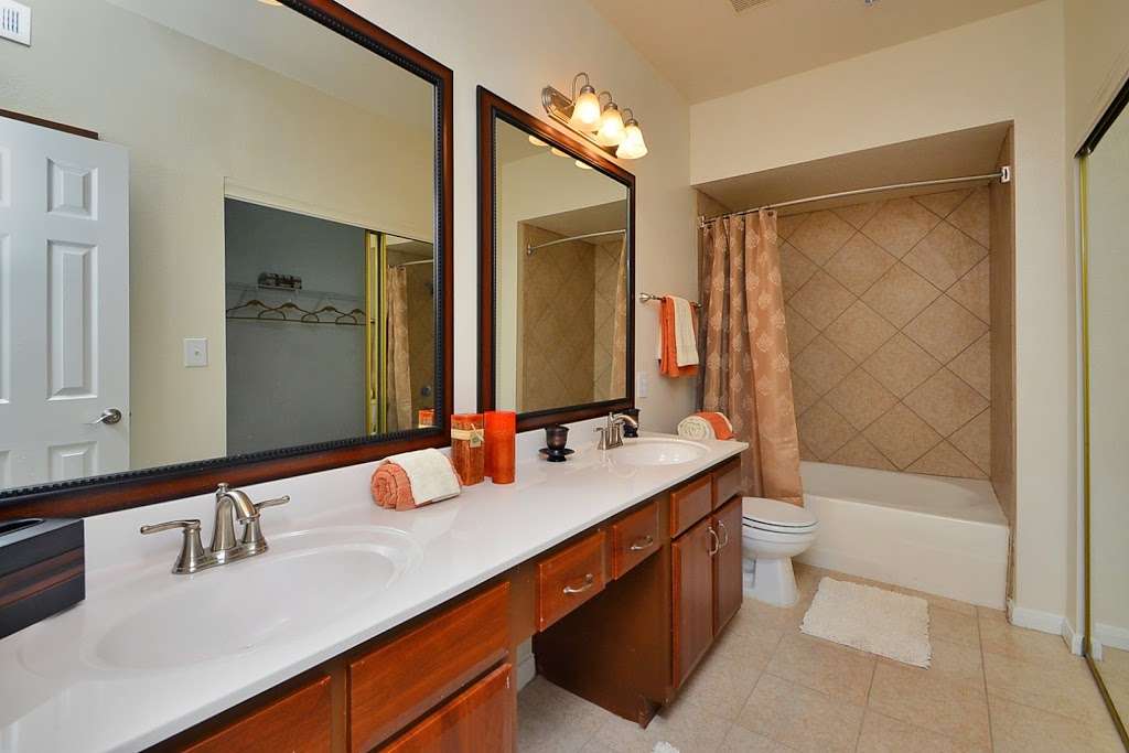 Midtown Arbor Place Apartments in Houston, TX | 10 Oak Ct, Houston, TX 77006, USA | Phone: (832) 426-1013