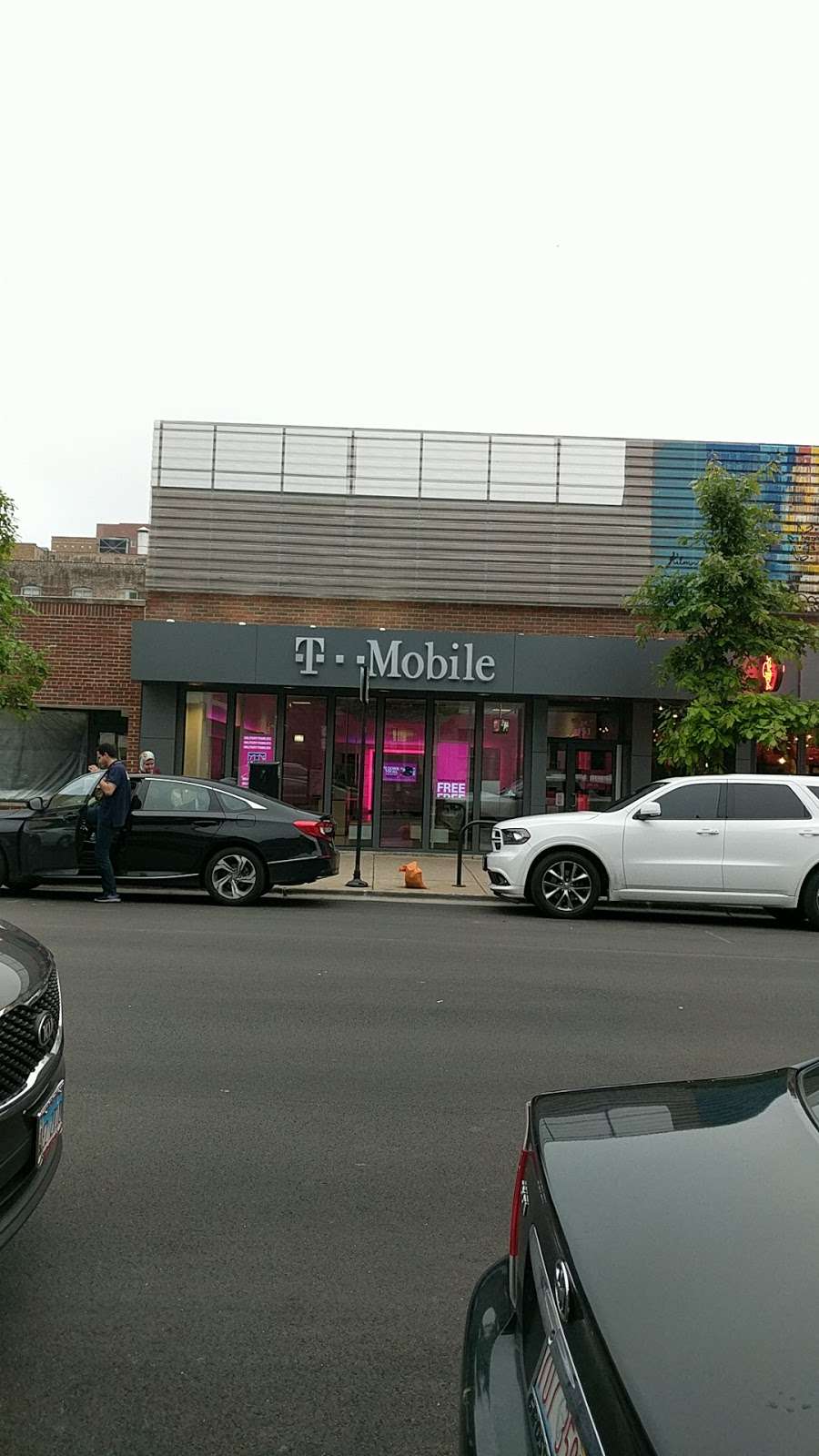 T-Mobile | 1451 E 53rd St, Chicago, IL 60615, USA | Phone: (773) 752-6015