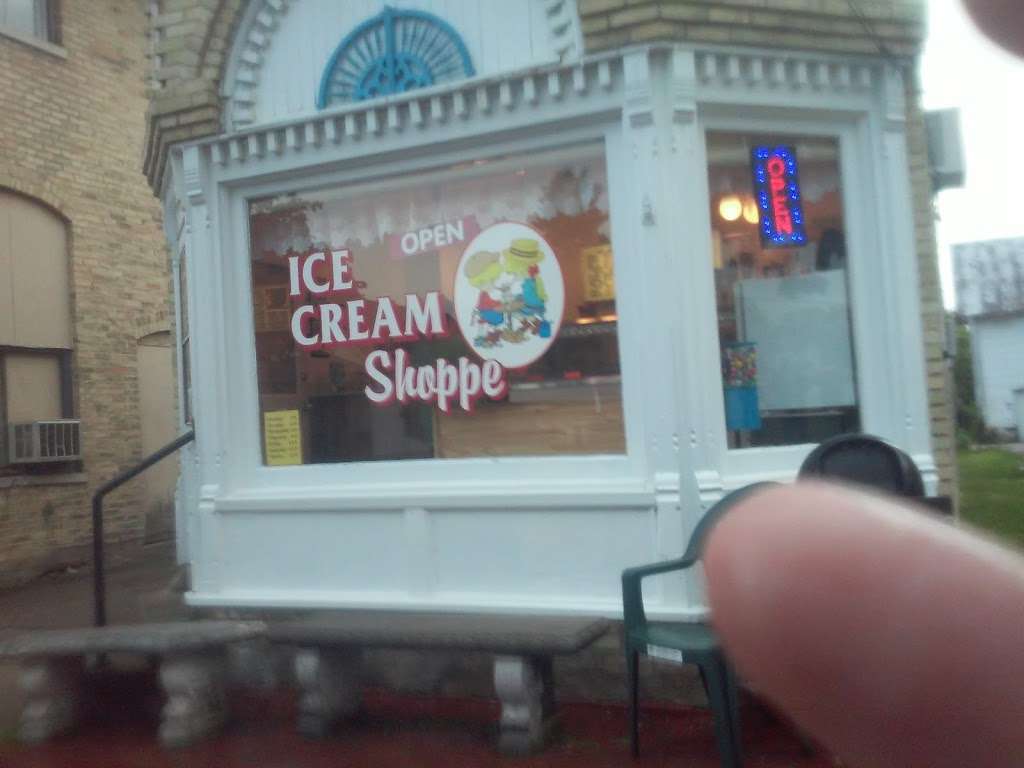 Ice Cream Shoppe | 215 Baldwin St, Sharon, WI 53585, USA | Phone: (262) 736-5060