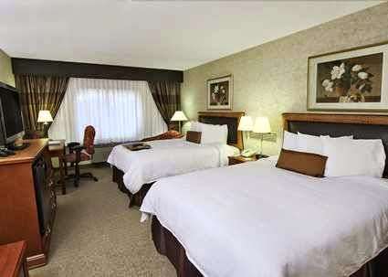 Hampton Inn & Suites Rockville Centre | 125 Merrick Rd, Rockville Centre, NY 11570 | Phone: (516) 599-1700