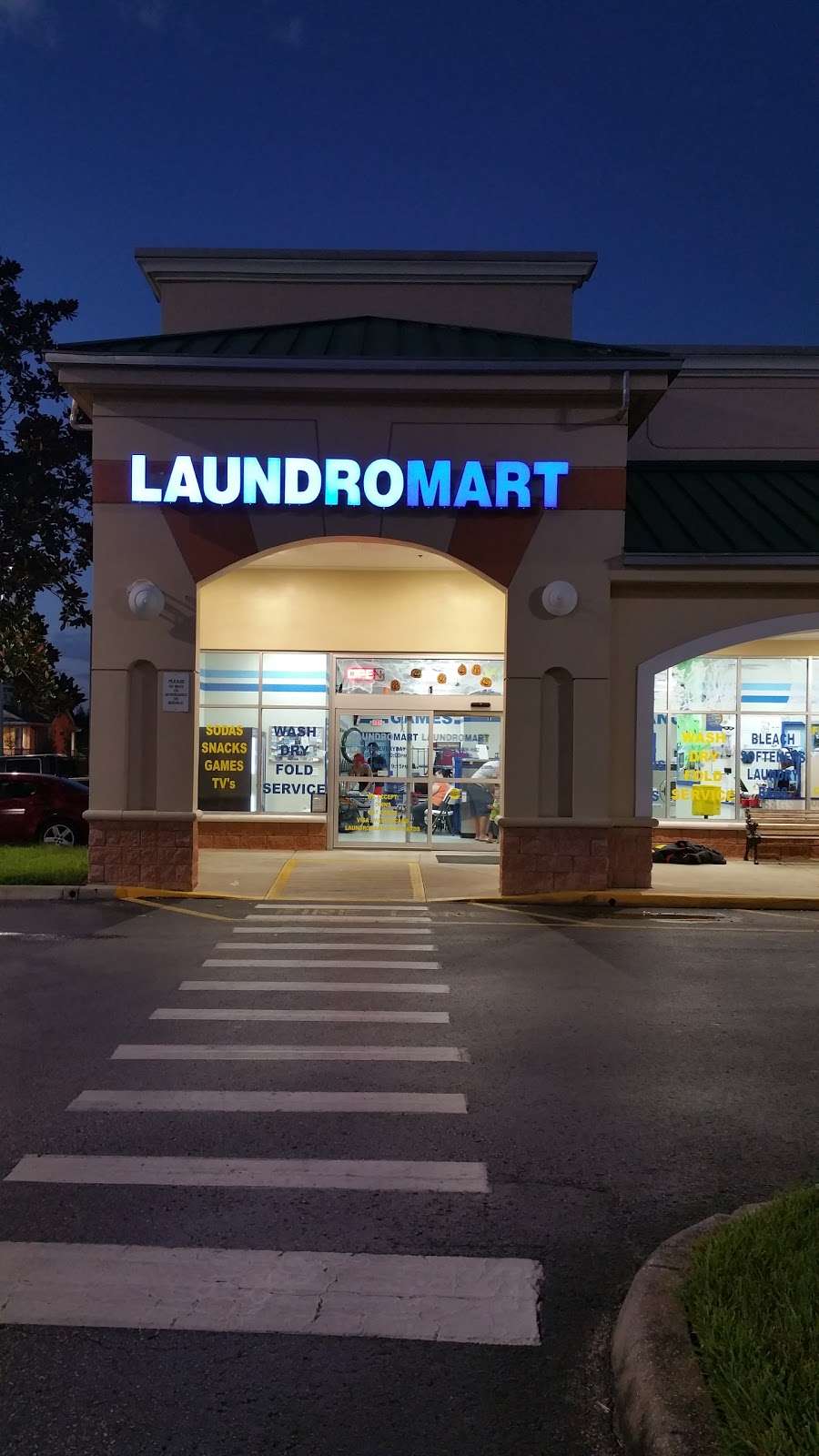 Laundromart of Four Corners | 17445 US-192, Clermont, FL 34714, USA | Phone: (352) 242-2900