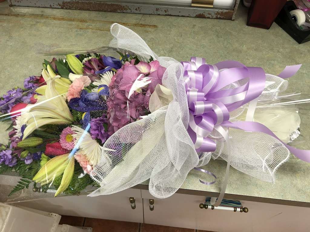 Centreville Square Florist | Centreville Square Florist B, 14260 Centreville Square, Centreville, VA 20121, USA | Phone: (703) 266-8520