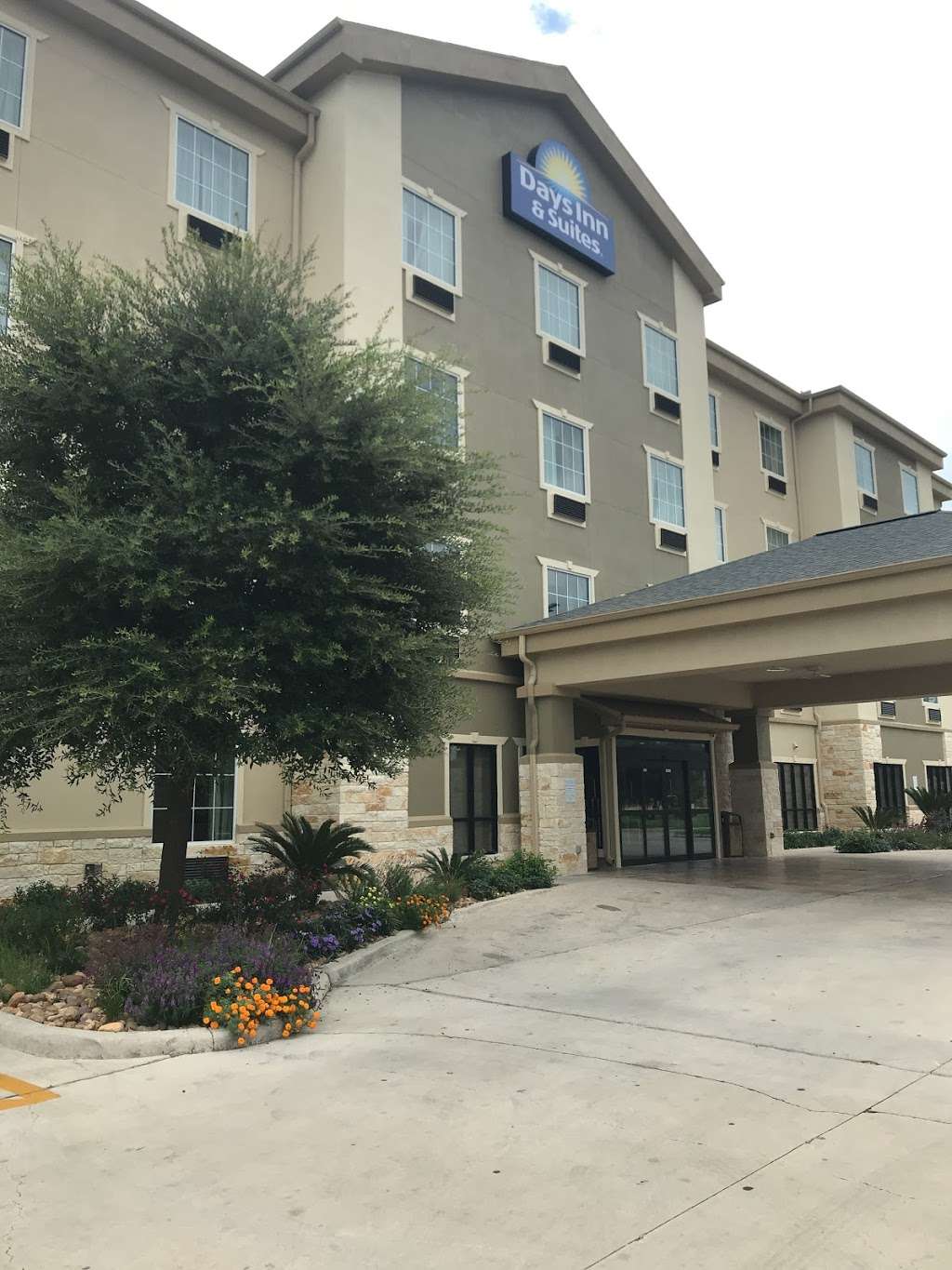 Days Inn & Suites by Wyndham San Antonio near AT&T Center | 4038 Interstate 10 East, San Antonio, TX 78219, USA | Phone: (210) 764-5494