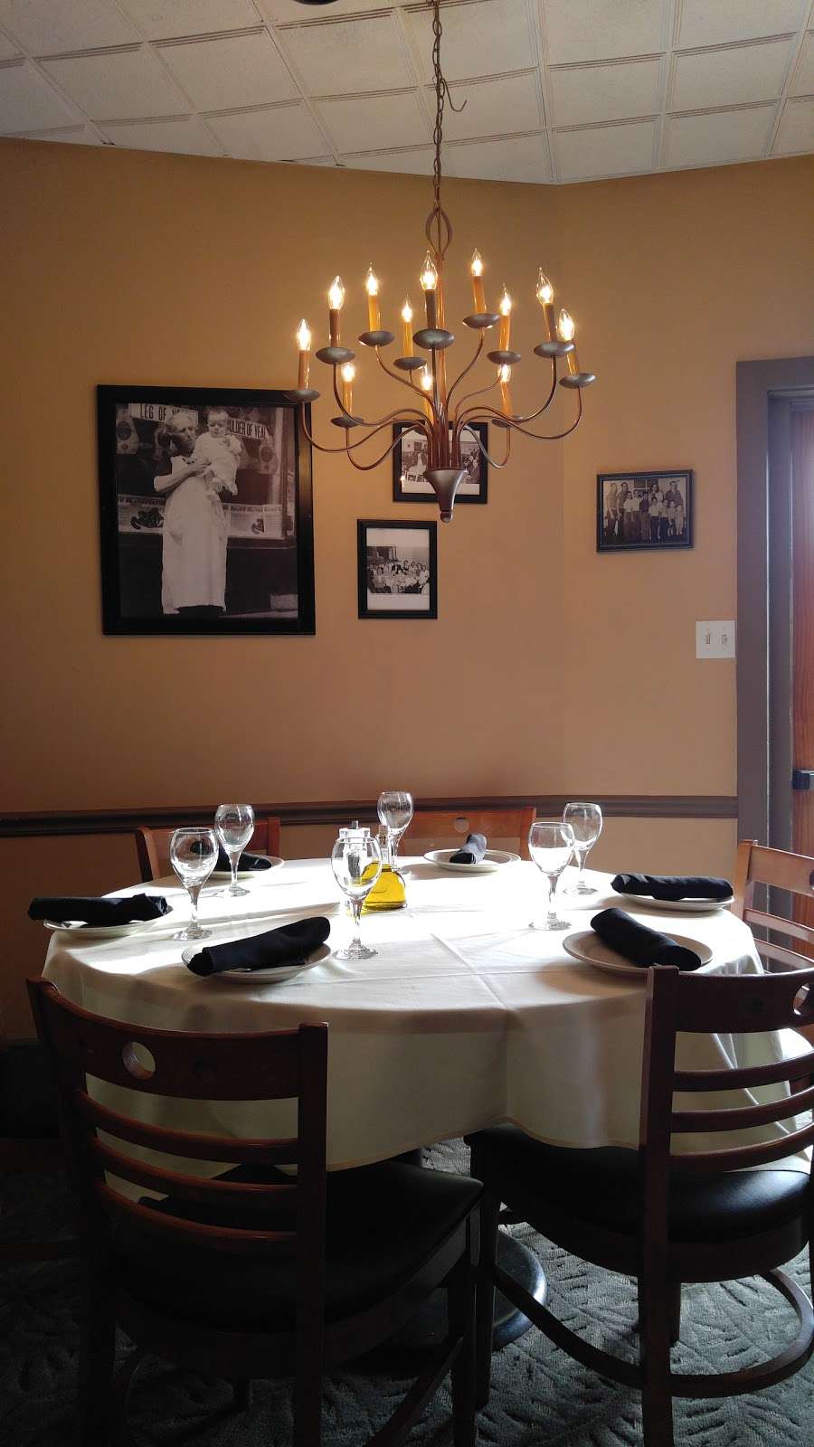 Viggianos Italian Restaurant | 16 E 1st Ave, Conshohocken, PA 19428 | Phone: (484) 344-5561