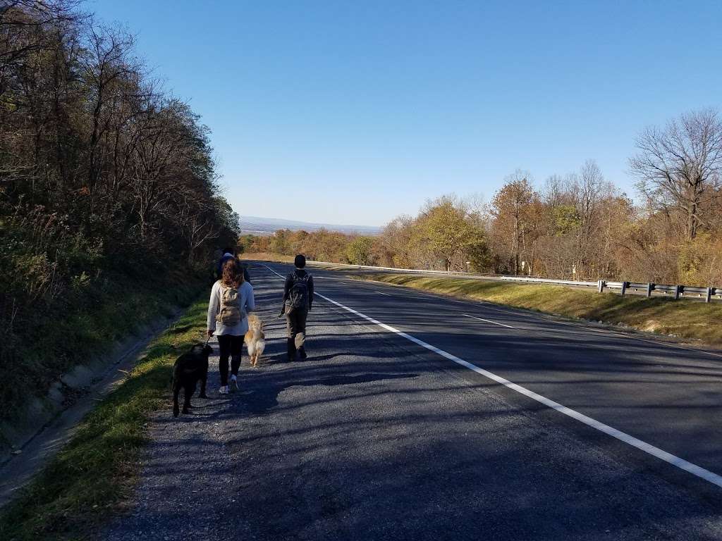 Raven Rocks Trailhead | Bluemont, VA 20135