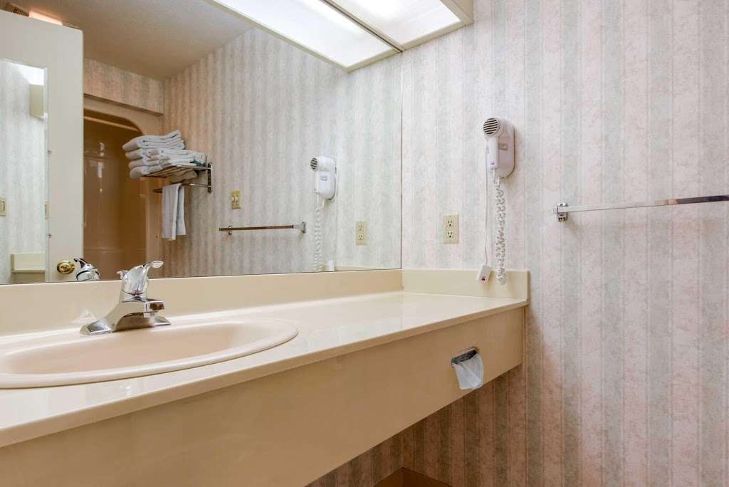 Quality Inn Breeze Manor | 16621 Lincoln Hwy, Breezewood, PA 15533, USA | Phone: (814) 735-4311