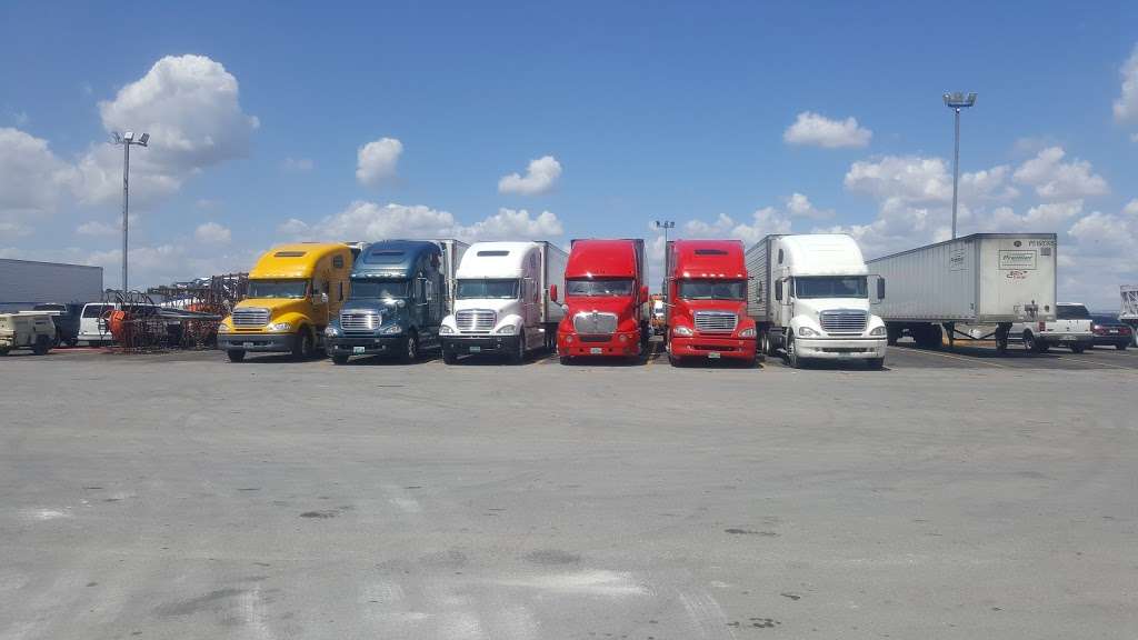 F And M Parking Truck Parking | 15545 NW 122nd Ave, Hialeah Gardens, FL 33018, USA | Phone: (305) 819-1981