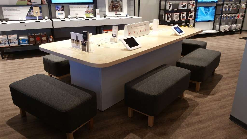 Xfinity Store by Comcast | 3128 N Ashland Ave, Chicago, IL 60657, USA | Phone: (800) 266-2278