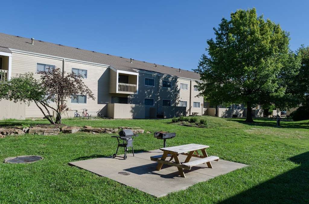 Meadowbrook Apartments | 2601 Dover Square, Lawrence, KS 66049, USA | Phone: (785) 842-4200