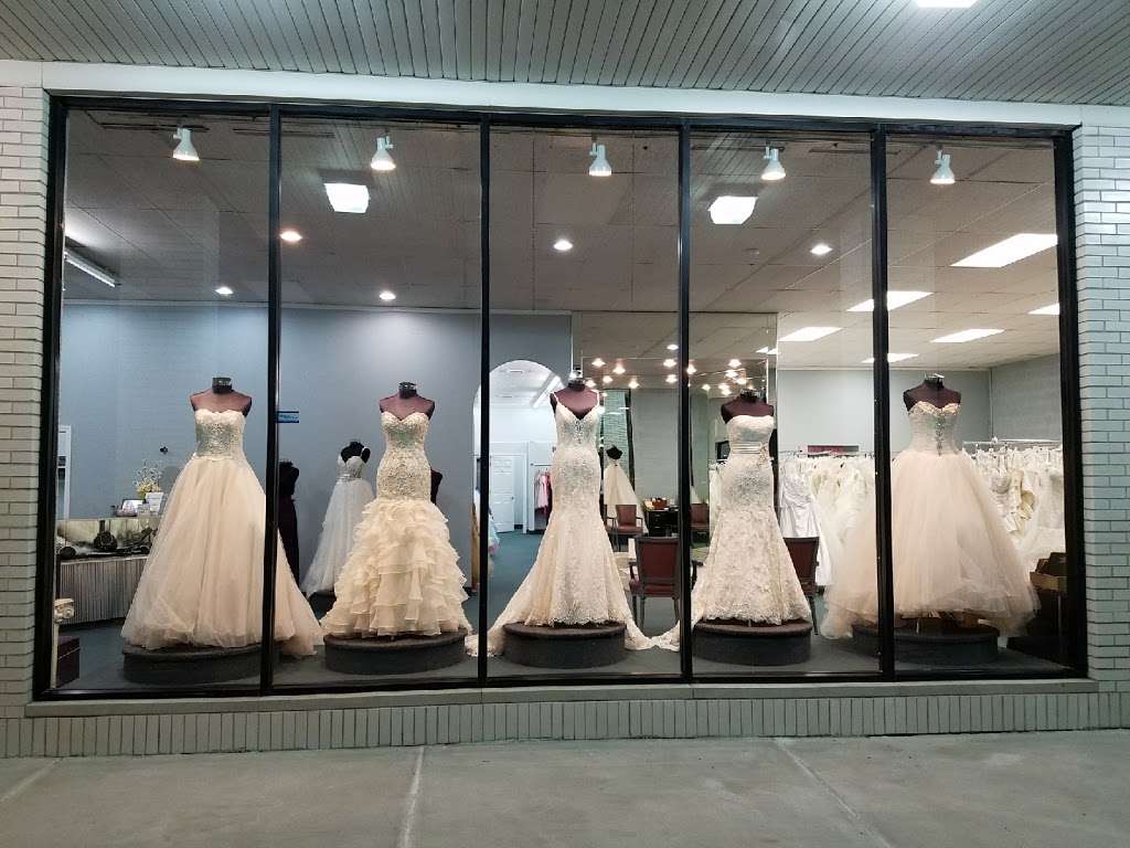 Evas Bridal of Lombard | 600 E Roosevelt Rd, Lombard, IL 60148, USA | Phone: (630) 424-8811