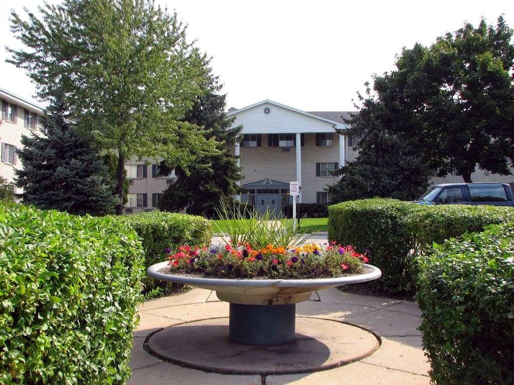 Lincoln Crest Apartments | 2054 S 102nd St #101, West Allis, WI 53227, USA | Phone: (414) 882-8551