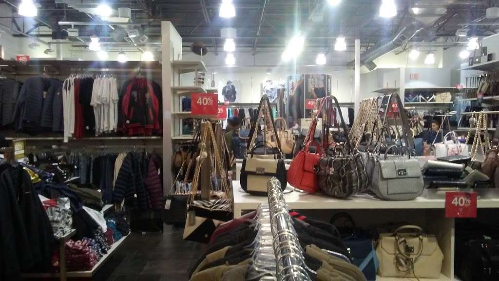 GUESS Factory | 11601 108th St Space 593, Pleasant Prairie, WI 53158, USA | Phone: (262) 857-6727