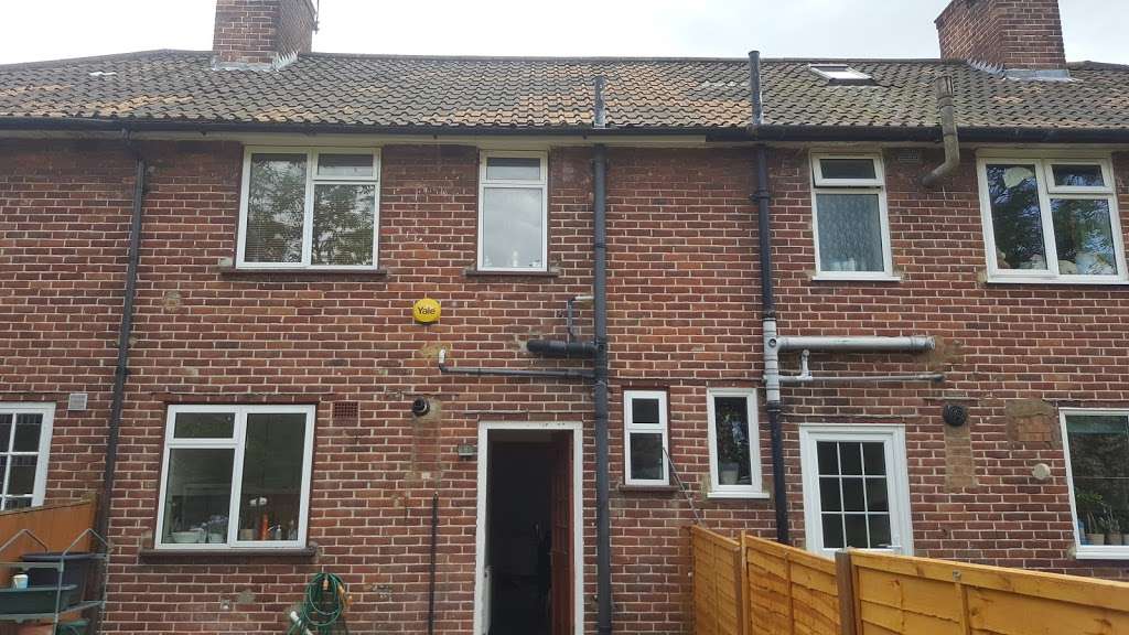 Gutter Cleaning | 13 Brook Ln N, Brentford TW8 0QW, UK | Phone: 07947 226688