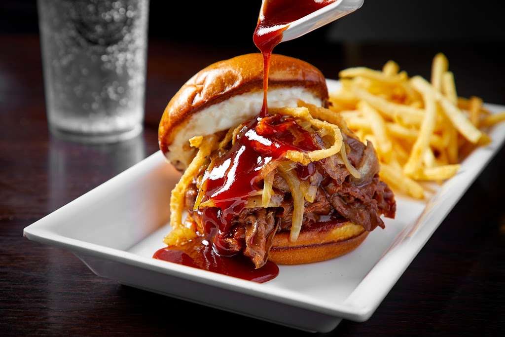 Crosstown Pub & Grill Naperville | 909 E Ogden Ave, Naperville, IL 60563, USA | Phone: (630) 357-9775