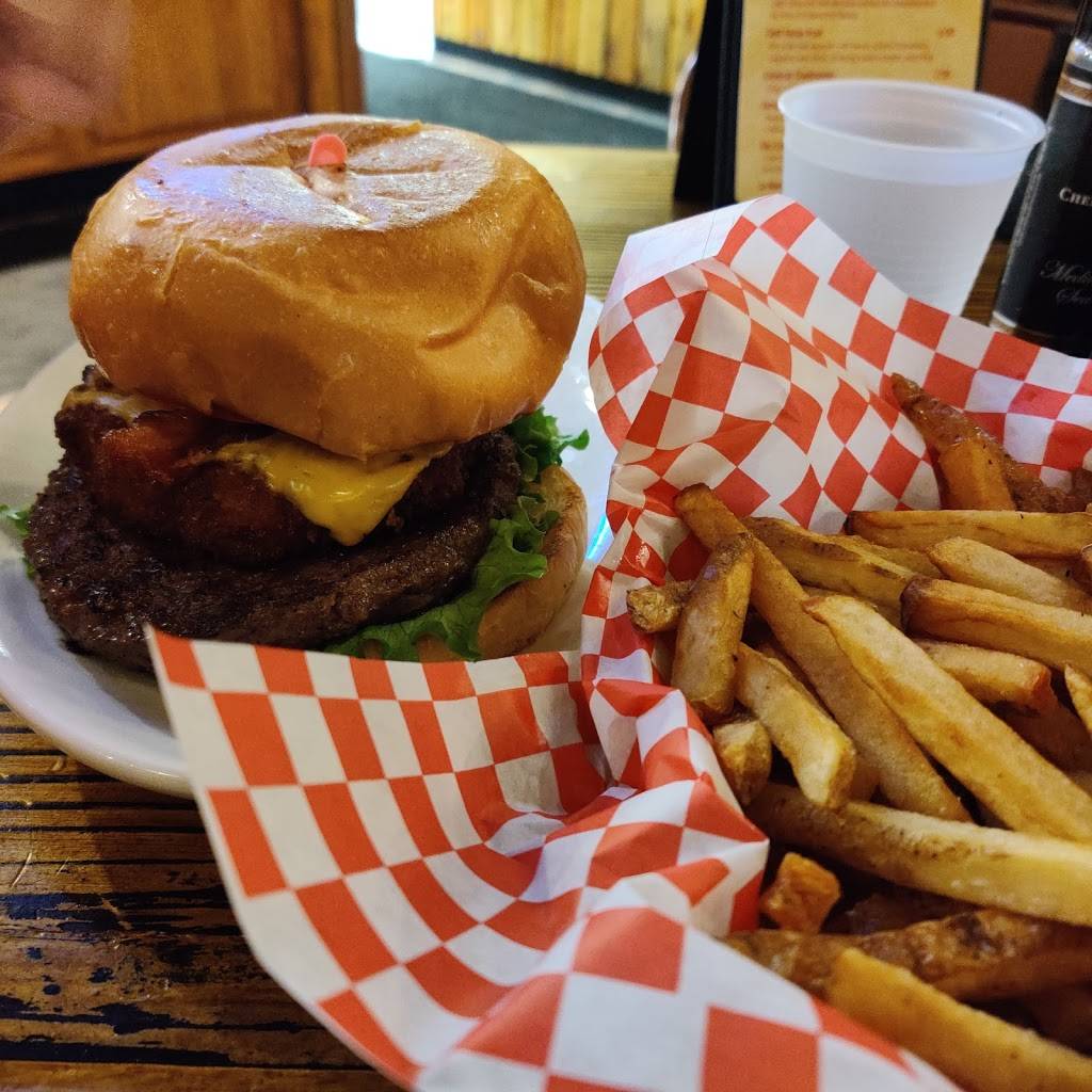 Town Hall Burger and Beer | 301 Mathews Dr, Holly Springs, NC 27540, USA | Phone: (919) 335-5388