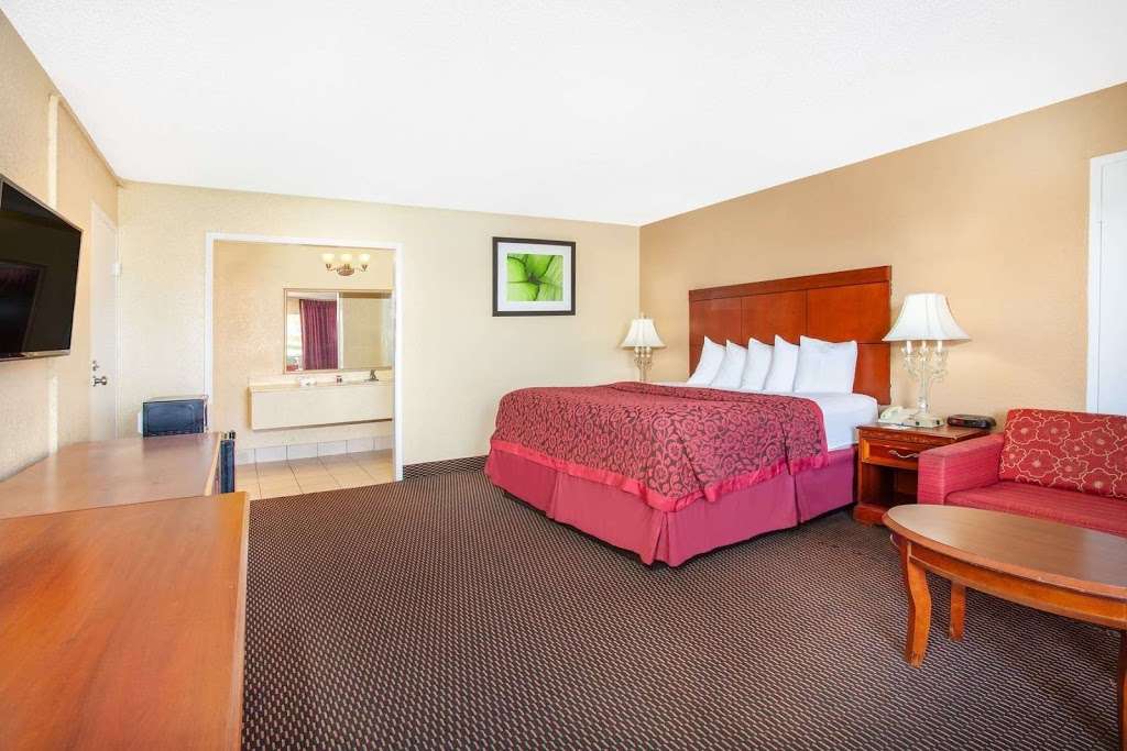 Days Inn by Wyndham Orlando Downtown | 3300 S Orange Blossom Trail, Orlando, FL 32839 | Phone: (407) 422-4521