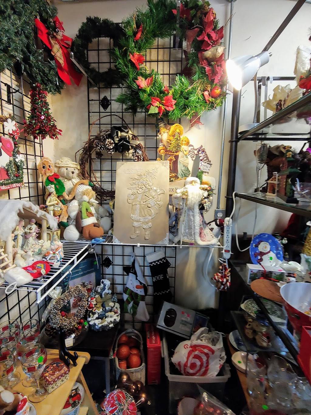 HALO Animal Rescue Thrift Boutique | 11649 Cave Creek Rd F, Phoenix, AZ 85020, USA | Phone: (602) 274-3444