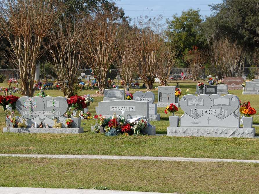 Osceola Memory Gardens Cemetery, Funeral Homes & Crematory | 2000 13th St, St Cloud, FL 34769, USA | Phone: (407) 957-2511