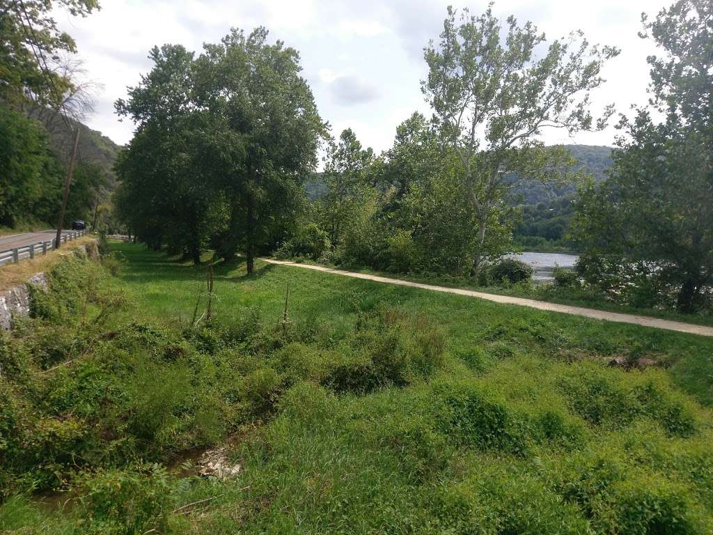 Footbridge to Potomac River | 554 Harpers Ferry Rd, Knoxville, MD 21758, USA