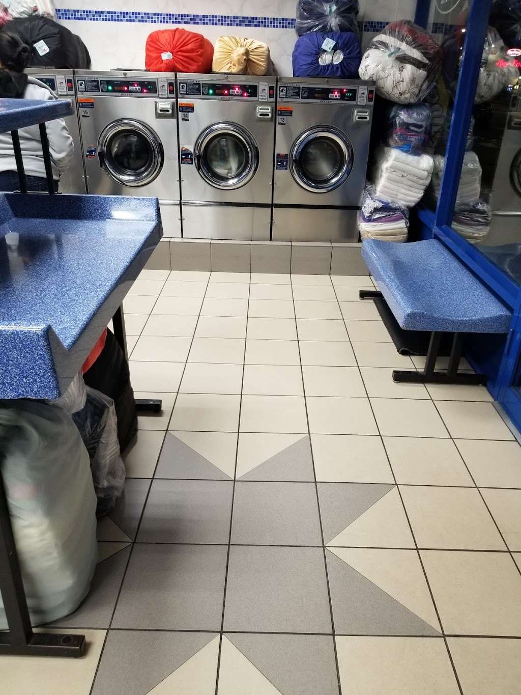 M & B Laundromat | 13513 Lefferts Blvd, South Ozone Park, NY 11420, USA | Phone: (718) 323-0738