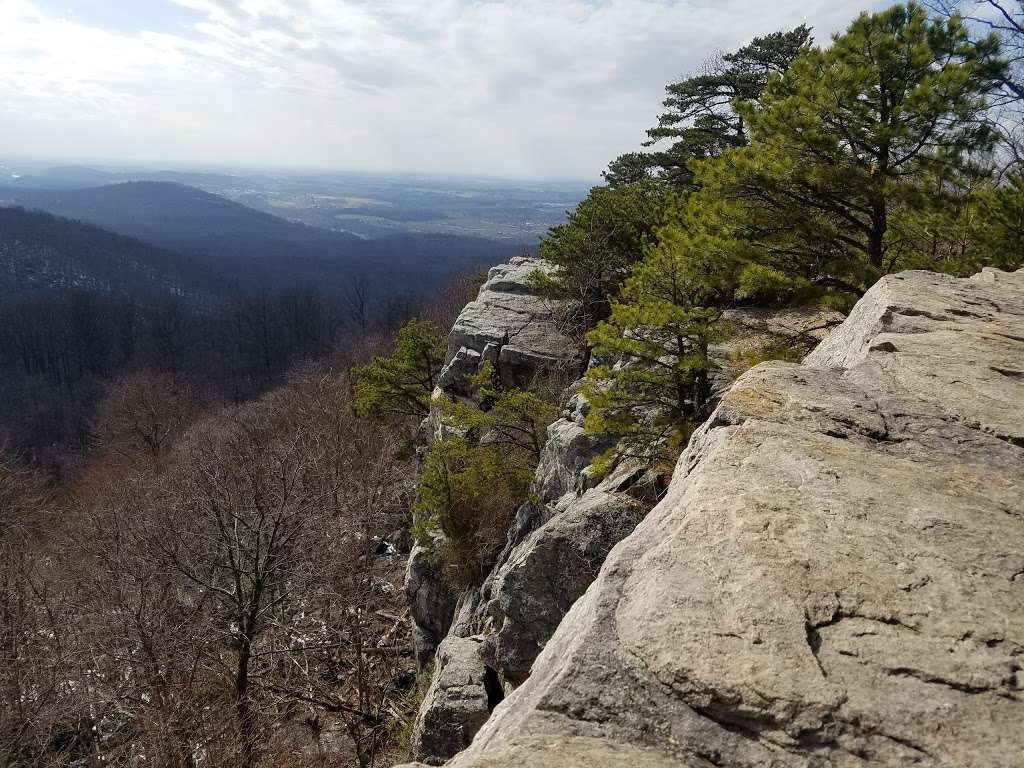 Raven Rocks Trailhead | Bluemont, VA 20135, USA