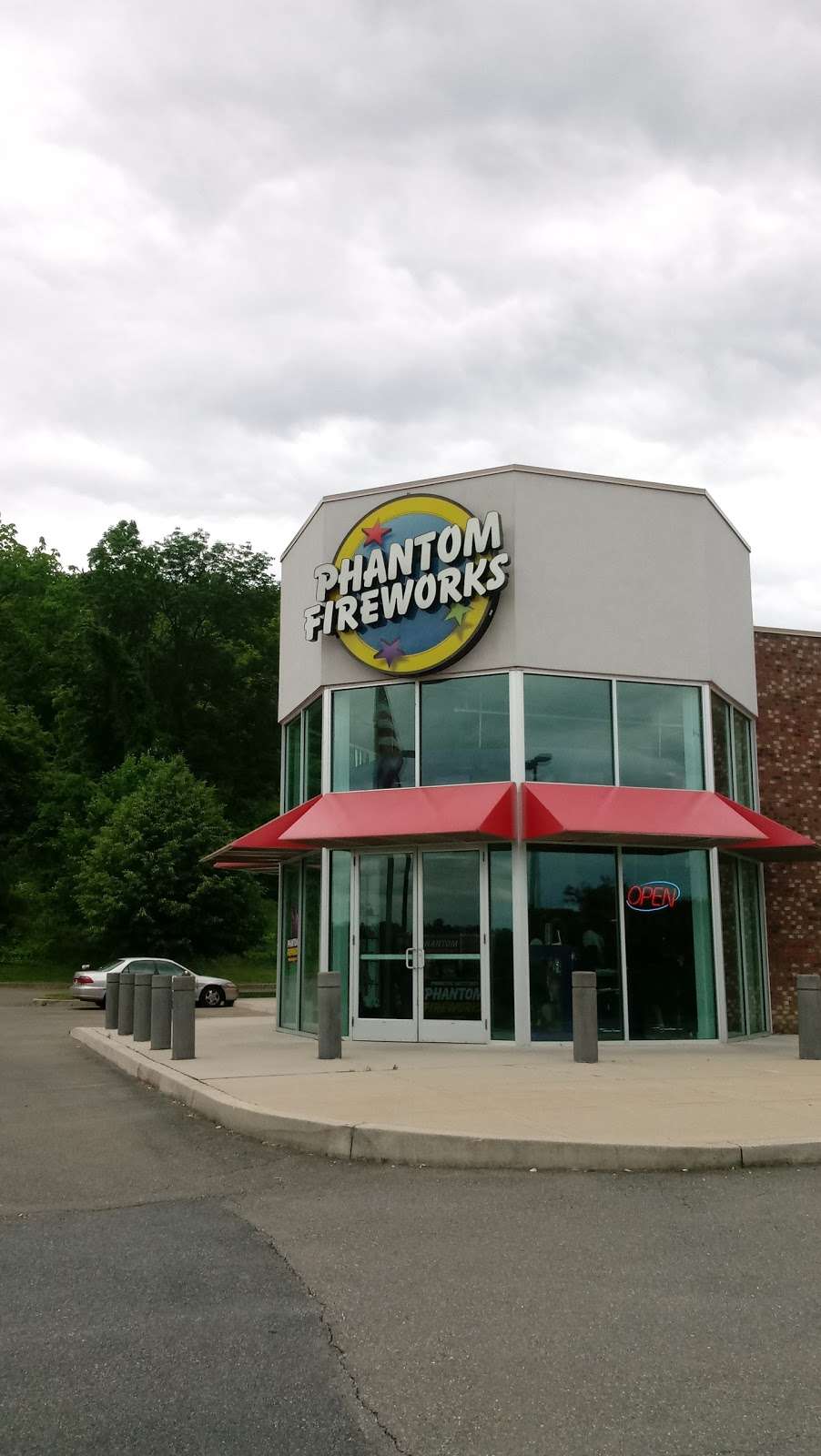 Phantom Fireworks of Easton | 400 Cedarville Rd, Easton, PA 18042, USA | Phone: (610) 252-0130