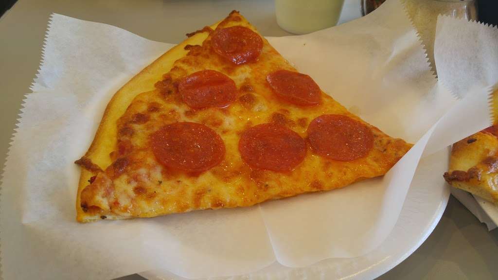 Ganellos Pizza Company | 1431 Peterson Rd, Libertyville, IL 60048, USA | Phone: (847) 549-3140