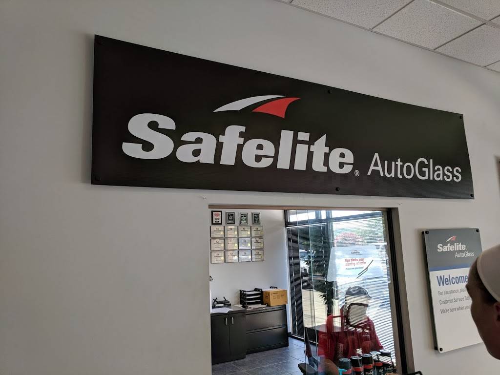 Safelite AutoGlass | 2743 Peters Creek Pkwy, Winston-Salem, NC 27127, USA | Phone: (336) 793-1478
