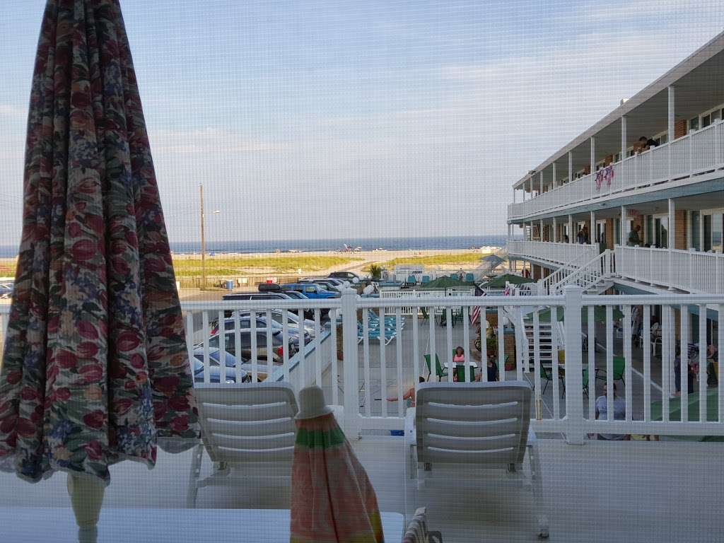 Monterey resort | 410 E Monterey Ave, Wildwood Crest, NJ 08260, USA | Phone: (609) 522-6282