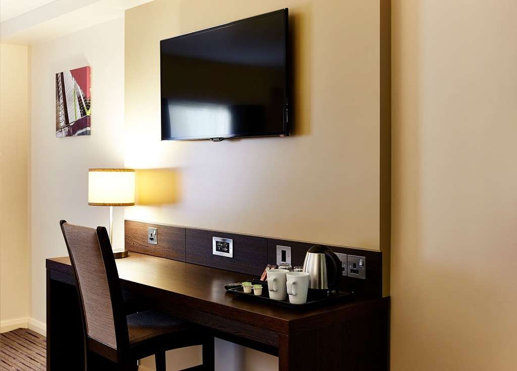 Premier Inn Sevenoaks | Hitchen Hatch Ln, Sevenoaks TN13 3BE, UK | Phone: 0333 003 0025