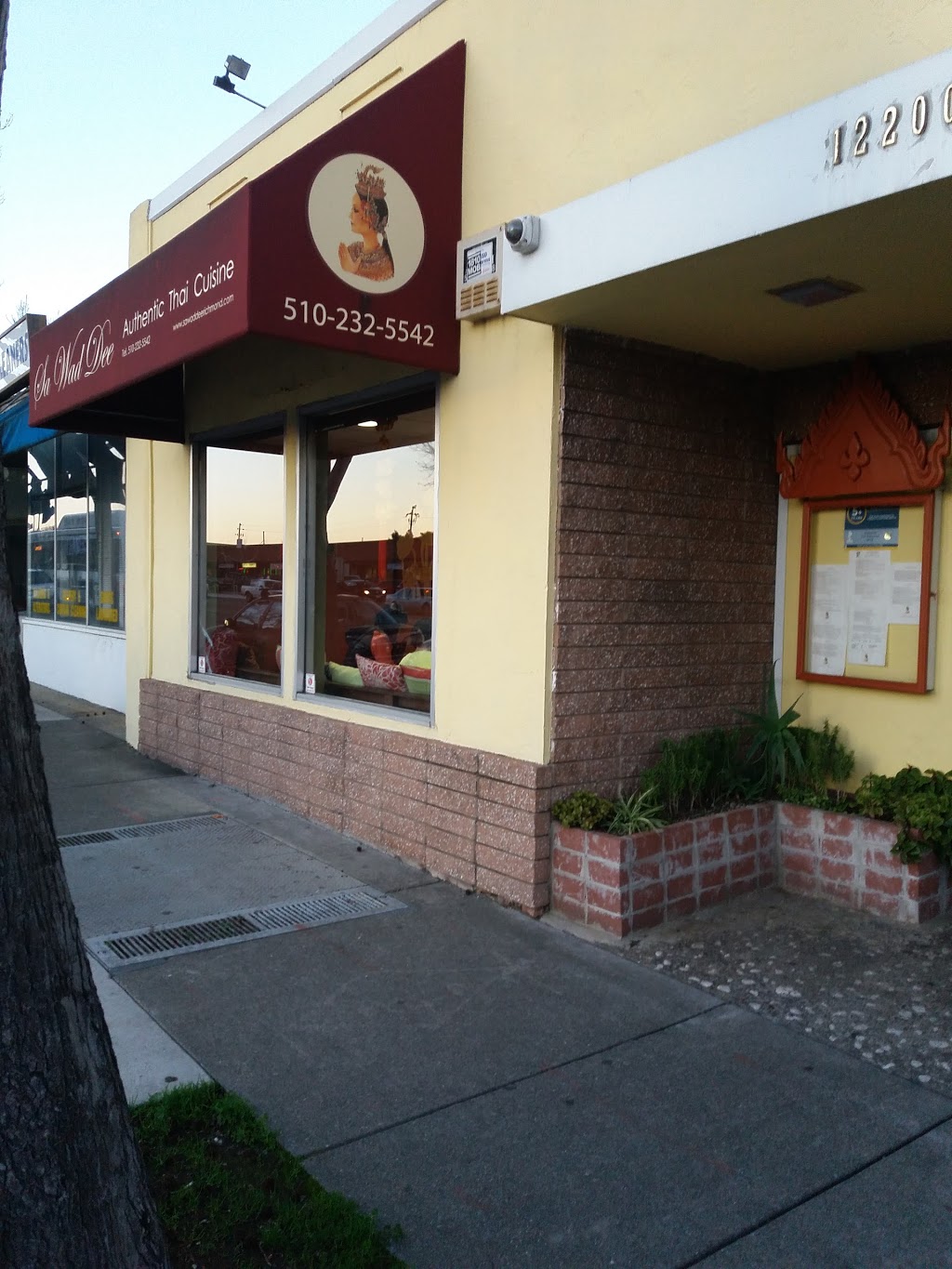 Sa Wad Dee Thai Restaurant | 12200 San Pablo Ave, Richmond, CA 94805, USA | Phone: (510) 232-5542