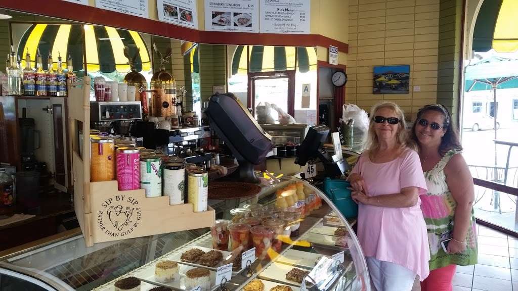 Lunada Market & Deli | 2201 Palos Verdes Dr W, Palos Verdes Estates, CA 90274, USA | Phone: (424) 206-2880