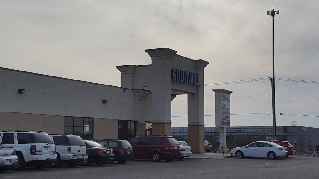 Goodwill - Roseville: Cleveland Ave. N | 2500 Cleveland Ave N, Roseville, MN 55113, USA | Phone: (651) 633-6228