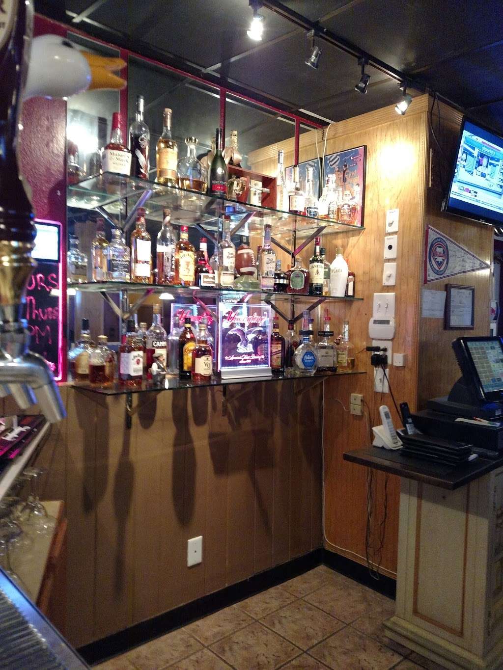 Five Points Bar & Grill | 254 Main St N, Trumbauersville, PA 18970 | Phone: (215) 538-2121