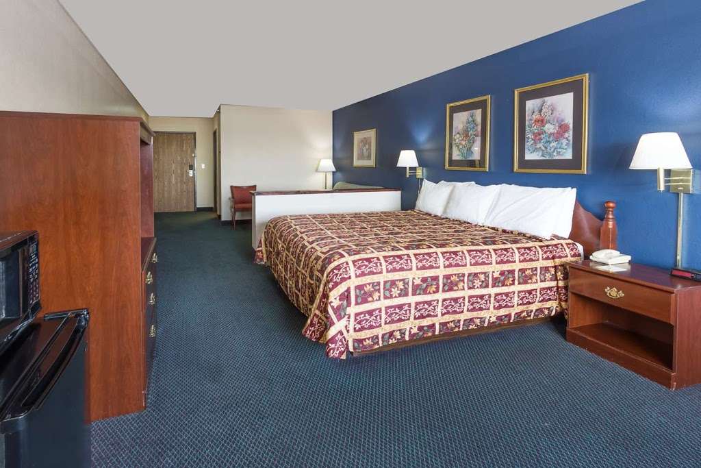 Days Inn & Suites by Wyndham of Morris | 80 Hampton Rd, Morris, IL 60450, USA | Phone: (815) 942-9000