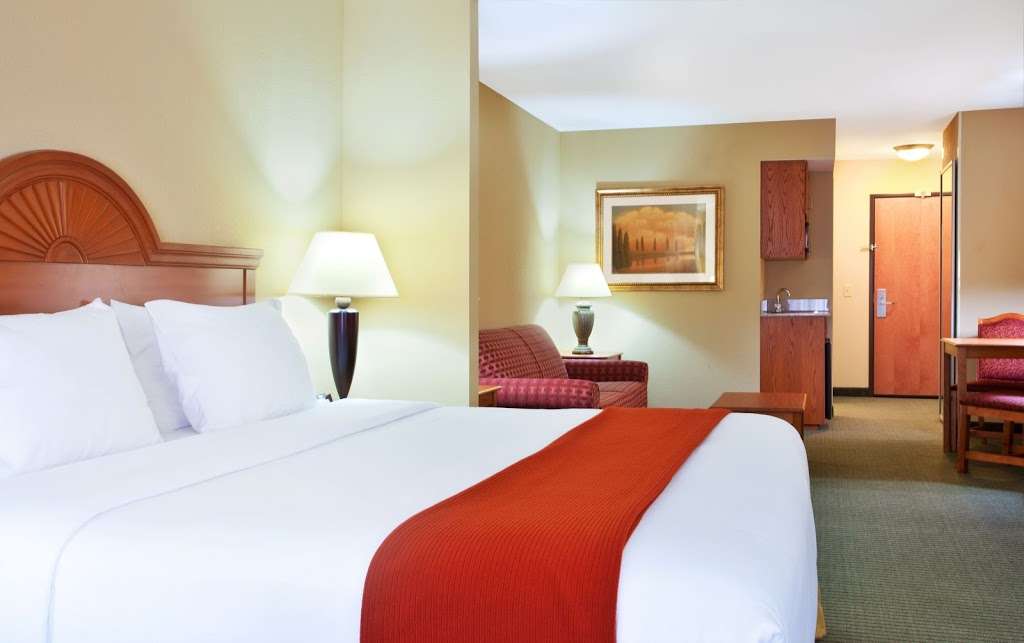Holiday Inn Express & Suites Lake Zurich-Barrington | 197 S Rand Rd, Lake Zurich, IL 60047, USA | Phone: (847) 726-7500