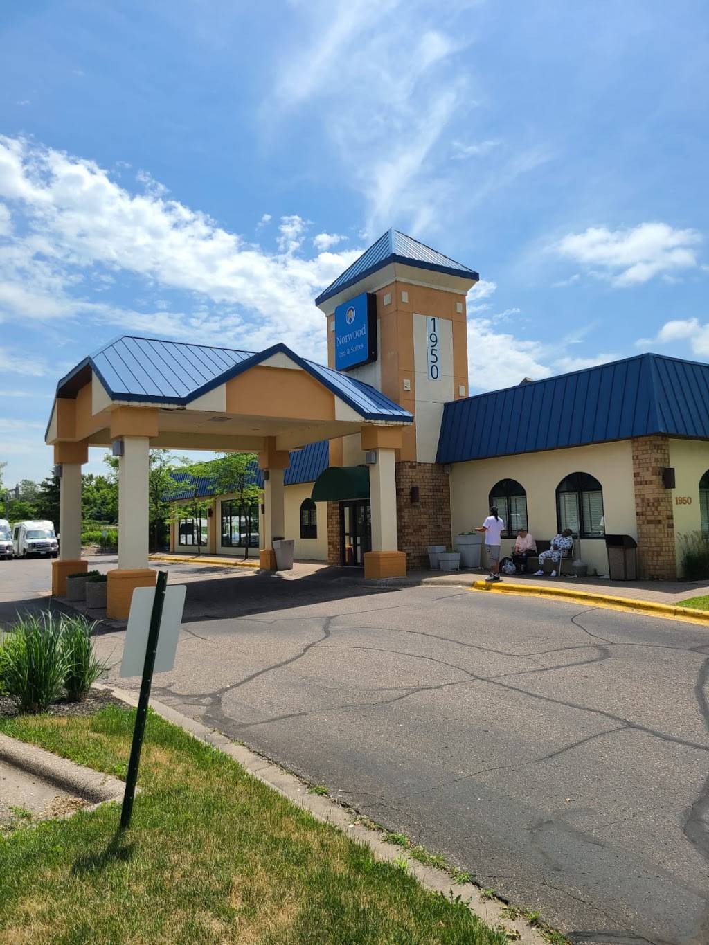 Norwood Inn & Suites Eagan | 1950 Rahncliff Ct, Eagan, MN 55122 | Phone: (651) 681-9266