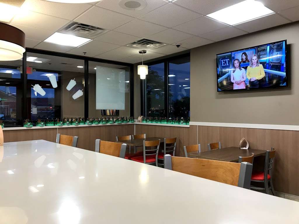 Burger King | 1901 W Algonquin Rd, Rolling Meadows, IL 60008 | Phone: (847) 255-9310