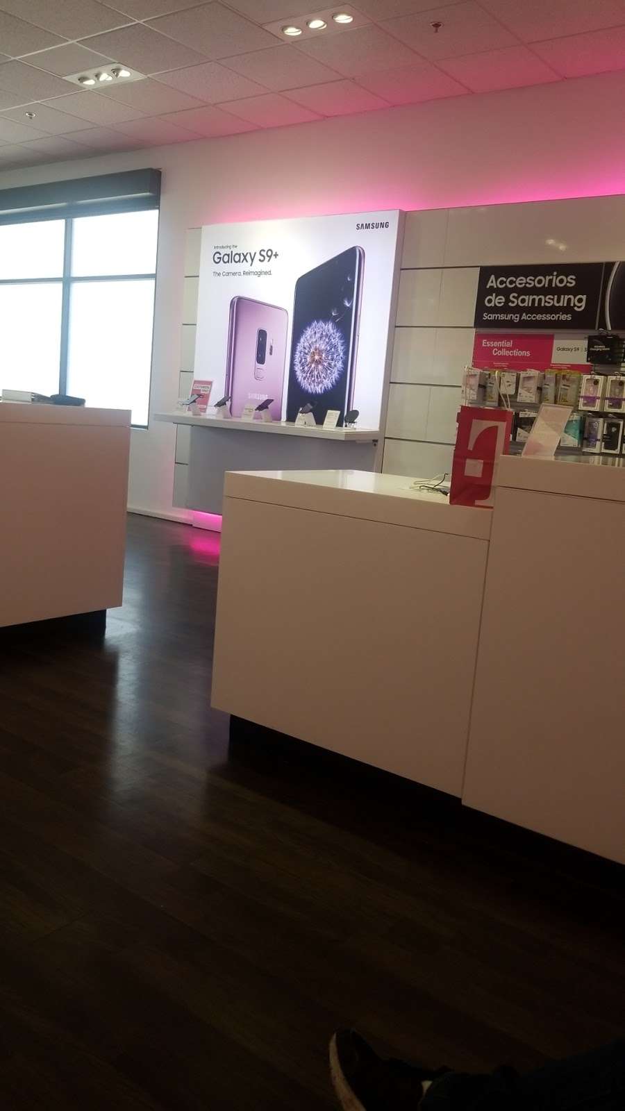 T-Mobile | 10961 North Fwy Ste 100, Houston, TX 77037 | Phone: (281) 272-1500