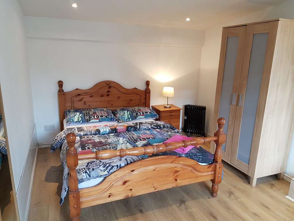 Ottleys Bed and Breakfast | 55 Ongar Rd, Abridge, Romford RM4 1UH, UK | Phone: 01992 814967