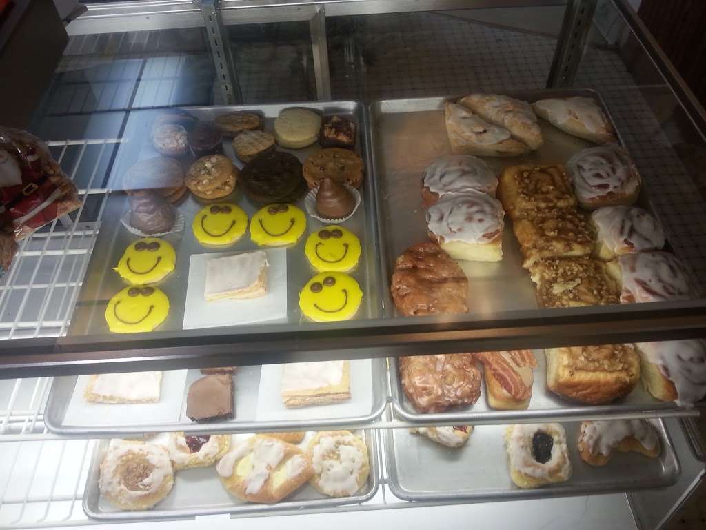 Dwight Pfaffs Bakery | 104 E Main St, Dwight, IL 60420 | Phone: (815) 584-5100