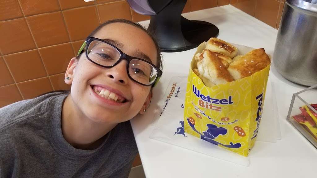 Wetzels Pretzels | 4976 Premium Outlets Way, Chandler, AZ 85226, USA | Phone: (480) 639-1733