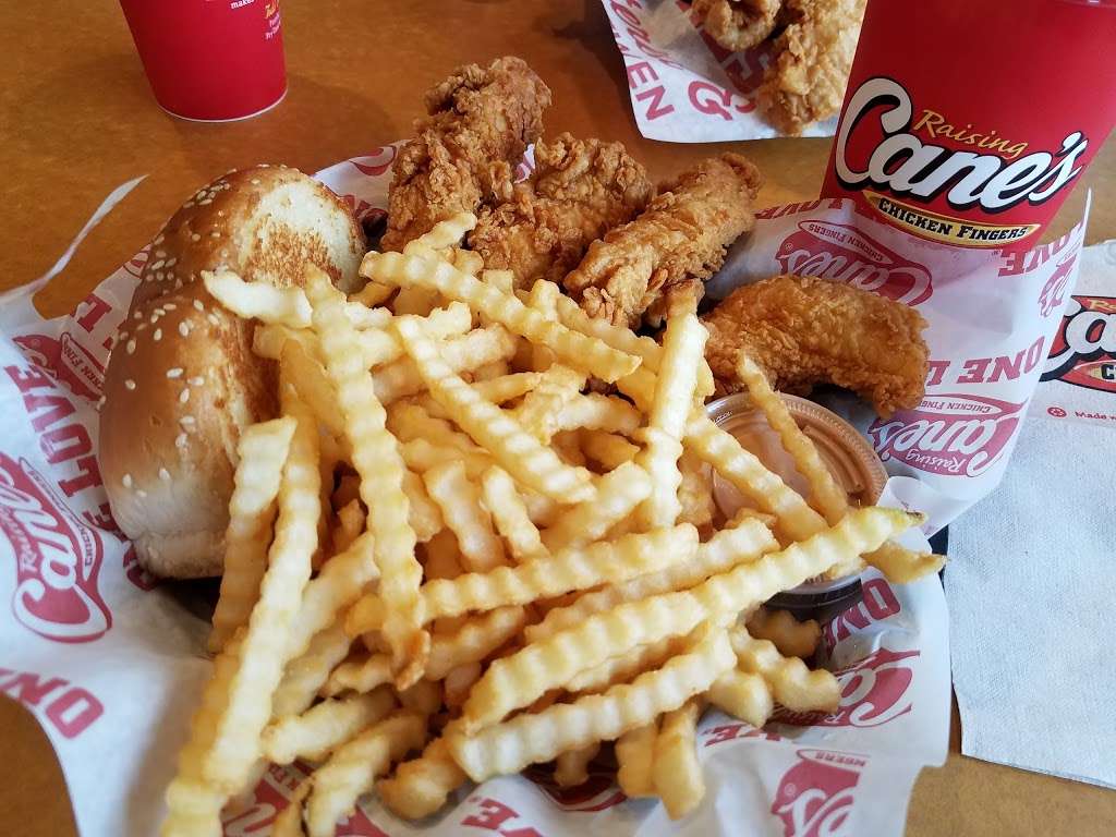 Raising Canes Chicken Fingers | 698 IL-59, Naperville, IL 60540 | Phone: (630) 778-0536