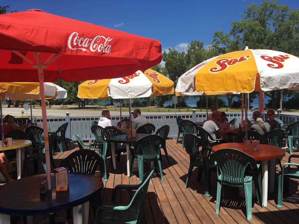 The Lighthouse Restaurant on-the-Pkwy | 4301 Niagara Parkway Intersection of the Niagara Parkway and, Black Creek Rd, Stevensville, ON L0S 1S0, Canada | Phone: (905) 382-6888
