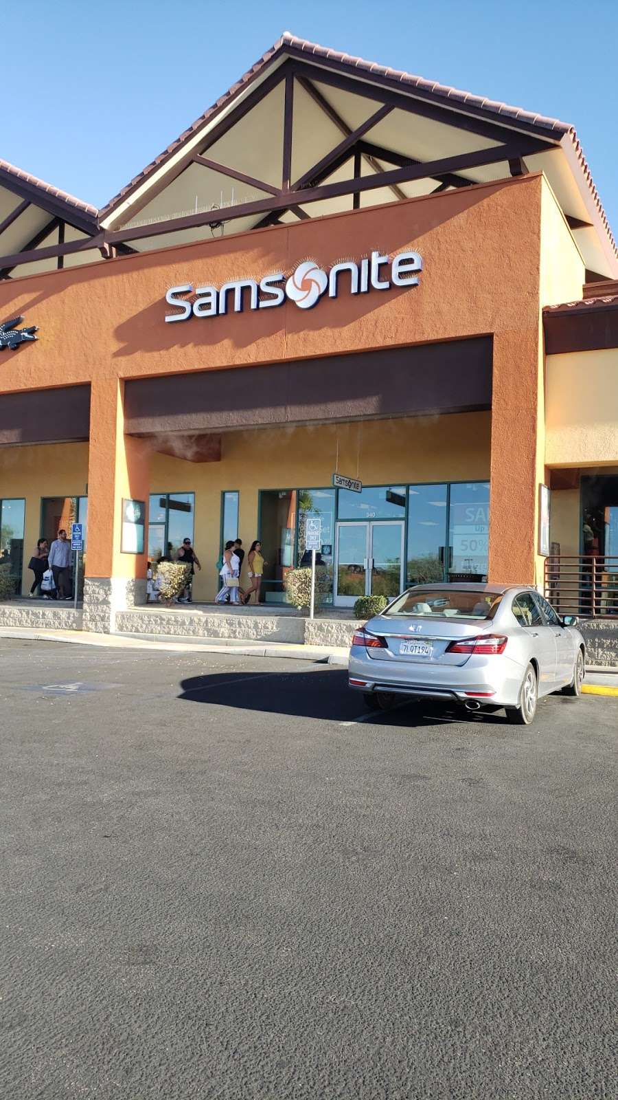 Samsonite | 2796 Tanger Way #340, Barstow, CA 92311, USA | Phone: (760) 253-4300